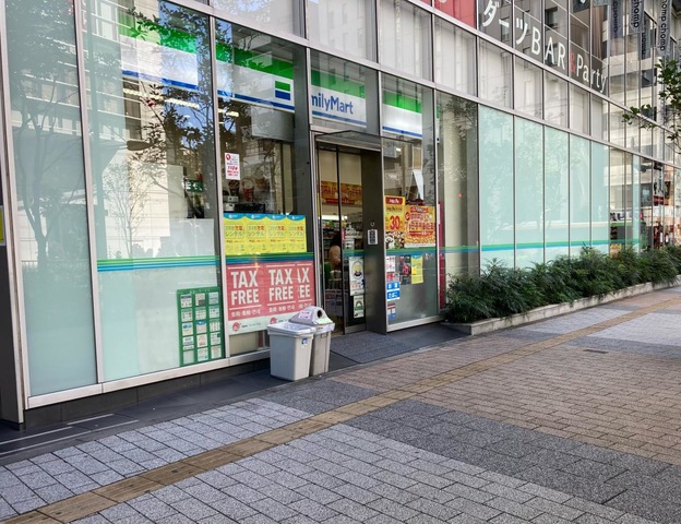 秋葉原駅 つくばエクスプレスの改札出てすぐ ファミリーマートの隣にある。