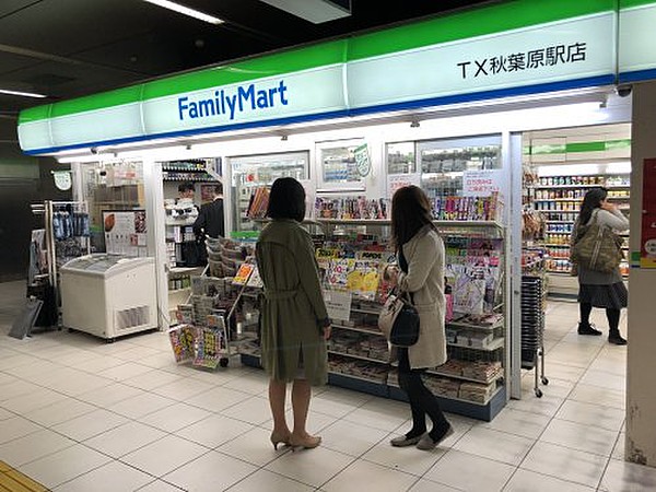 秋葉原駅 つくばエクスプレスの改札出てすぐ ファミリーマートの隣にある。