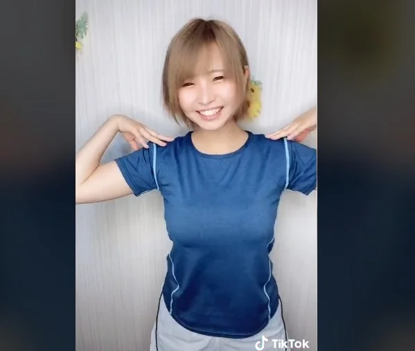 乳揺れダンス動画がtikt○kで有名になりすぎてアカウントを消しちゃった 大バズり着衣巨乳の現役女子大生AVデビュー 小坂ひまり -