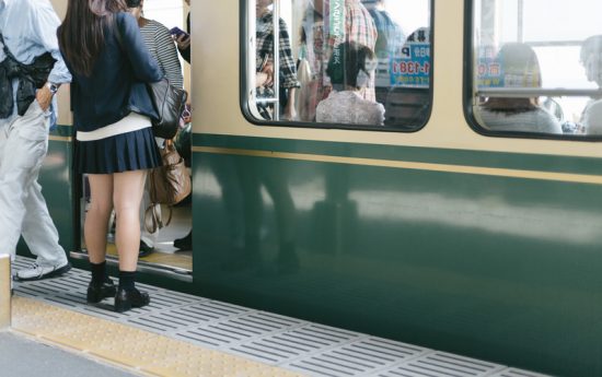 エロ漫画】電車でJK二人に逆ナン援交セックス！真面目新米サラリーマンがパンツちら見せ誘惑されてガチ勃起ｗｗｗ（サンプル11枚） |  キモ男陵辱同人道～エロ漫画・同人誌・エロ画像