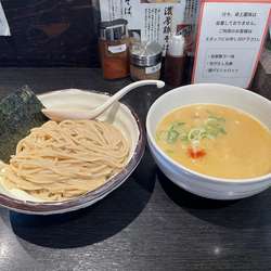 ラーメン激戦区・高田馬場『鶏そば 三歩一』で鶏の旨味を堪能。薬味で楽しみ方が何通りも！｜さんたつ by 散歩の達人