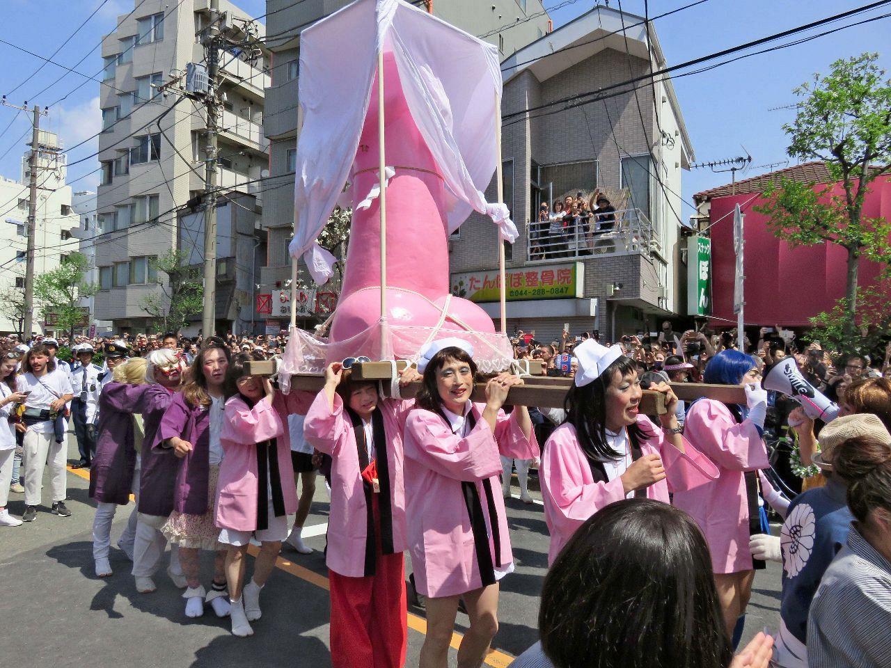 毎年4月の第一日曜日に川崎大師駅前、若宮八幡宮 金山神社にて行われる〈かなまら祭〉が4年ぶりに開催された。川崎の街は、ペニスの形をした蝋燭やキャンディー、そして手作りのコスチュームを着た地元民や観光客で埋め尽くされた。  金山神社は鍛冶の神様を祀る神社であっ 