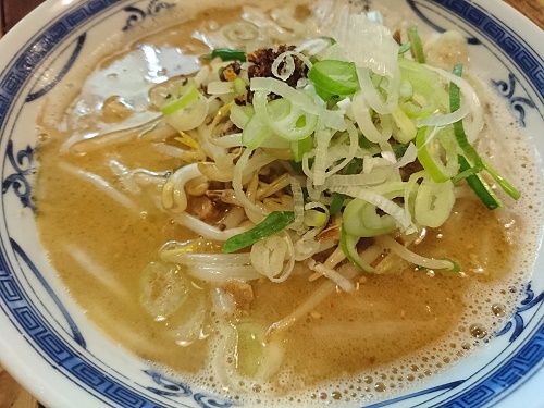 『ラーメン柿の木』モチモチの自家製麺とシャキシャキ野菜がクセになる - かごうぇぶ