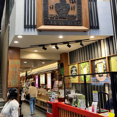 クラークス オリジナルズの新旗艦店が大阪・心斎橋に、ユニオンジャックをあしらった限定シューズも - ファッションプレス