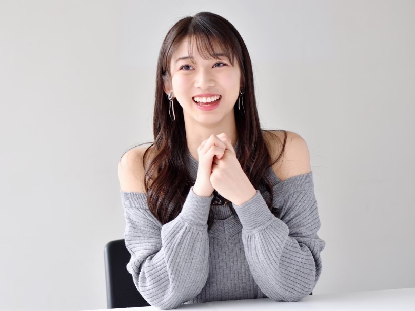 22歳をダブルピースで表現する牧野真莉愛（モーニング娘。'23）。 - 牧野真莉愛、9冊目の写真集をアピール「ビーチの写真を見ると村上選手を思い出す」