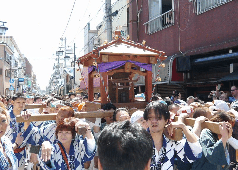 毎年4月の第一日曜日に川崎大師駅前、若宮八幡宮 金山神社にて行われる〈かなまら祭〉が4年ぶりに開催された。川崎の街は、ペニスの形をした蝋燭やキャンディー、そして手作りのコスチュームを着た地元民や観光客で埋め尽くされた。 