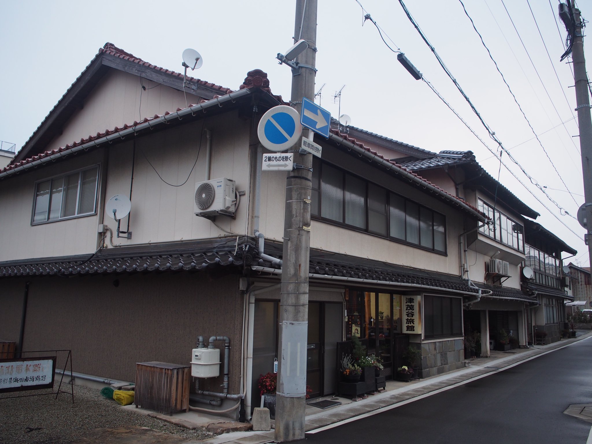 川沿いに連なる明治期の旅館建物－浜田市・津茂谷旅館 : 郷愁の宿・浴場の記録