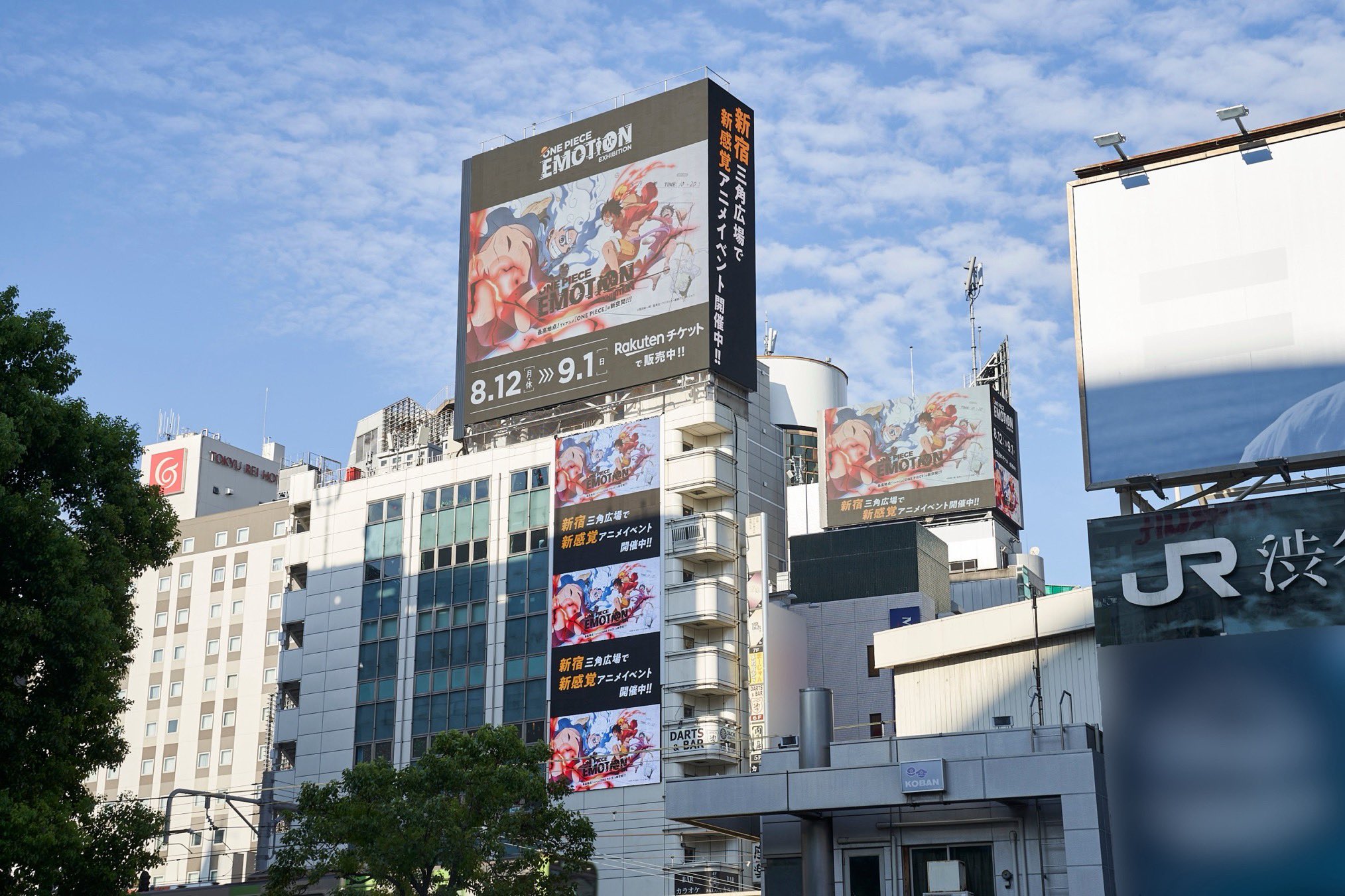 JR新宿駅東西自由通路】TVアニメ『ワンピース』ワノ国編ギア5告知 大型サイネージ広告 -