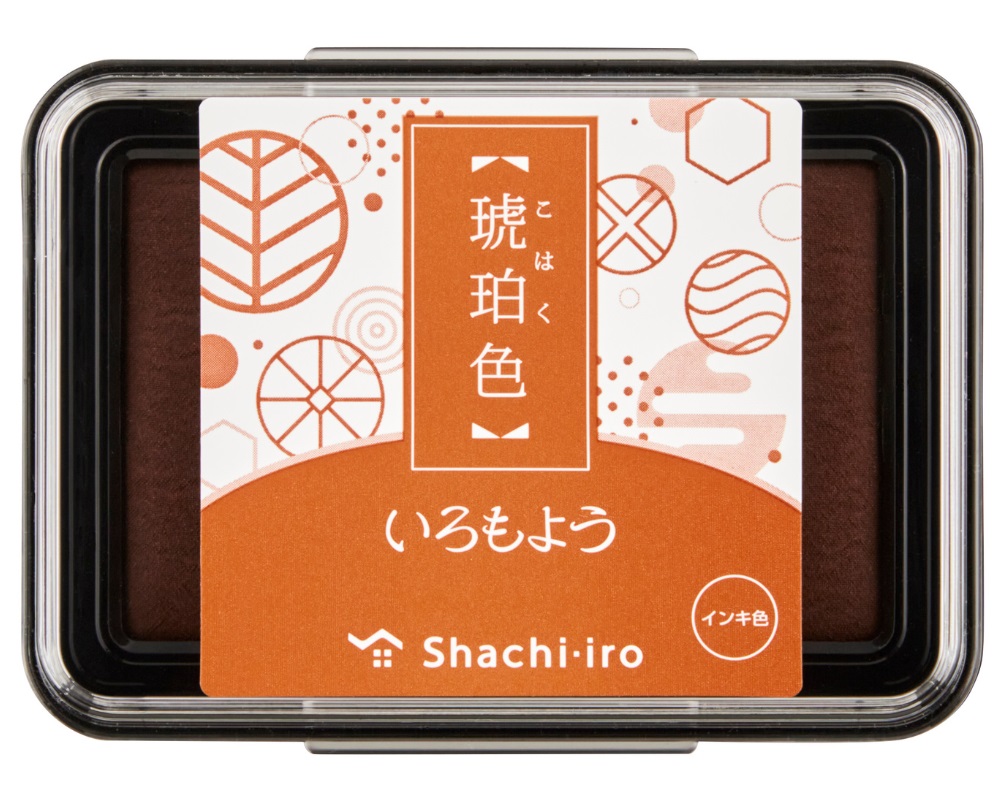 2020年2月より発売を開始した「いろもよう」は、乾きが早くてクッキリ鮮やか。繊細な模様もしっかりキレイ！  日本の伝統色を採用した油性顔料系インキのスタンプパッドです。消しゴムはんこやゴム印での作品づくりにおすすめ！発売開始から大変ご好評をいただいています