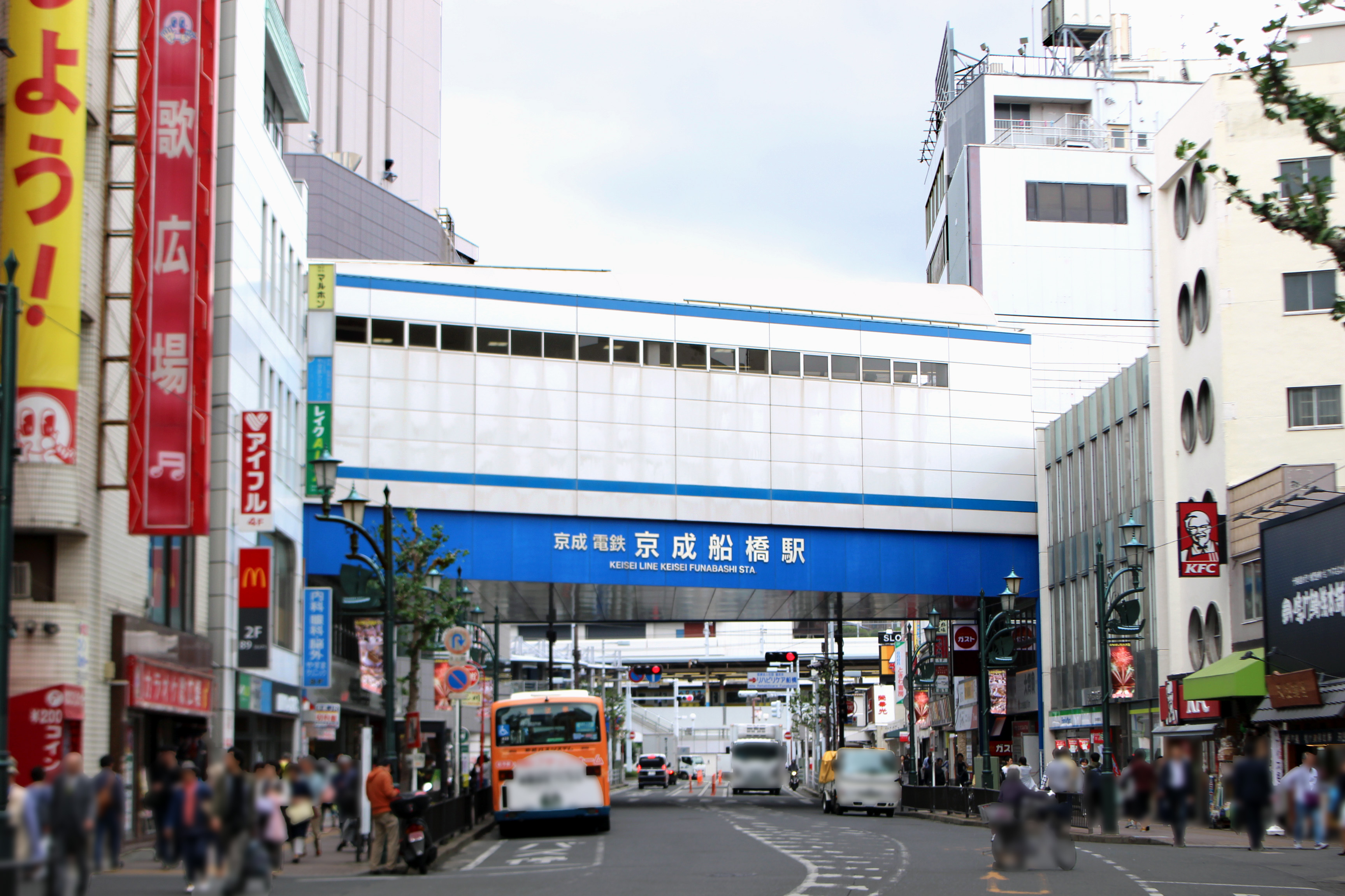 京成船橋駅東側のテナントビル側面のコインロッカー|街中フジコインロッカー設置情報