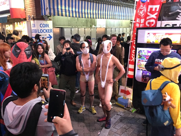 渋谷ハロウィーン路上で「ほぼ全裸」女性インフルエンサーが物議 批判に「あんたのコメントが不愉快！」反論 | ガールズちゃんねる -