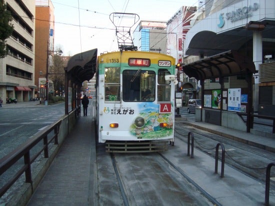 熊本のメインストリート。 と言ってもよい所。 市電が走ってて、下通・上通アーケード入口、鶴屋があって、熊本城見える場所。