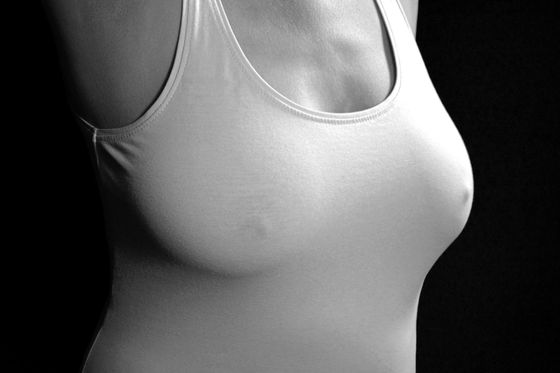 乳首が立つ。大きな乳首に悩んでいる。それ、女性化乳房かもしれません