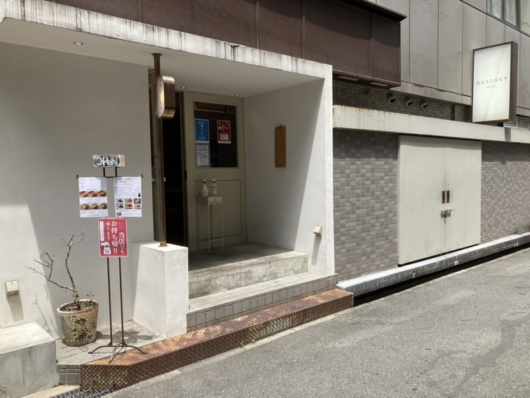 吉田昌弘 / KAMITOPENによる、大阪市の店舗「parlor_hana bySN 大丸梅田店」。有機栽培の果物等を使うスイーツの店。サステイナブルとブランドイメージの両立を求め、生花ではなく“リサイクル可能”な“紙素材のフラワーアート”を用いた什器を考案。アーティストの福田紗