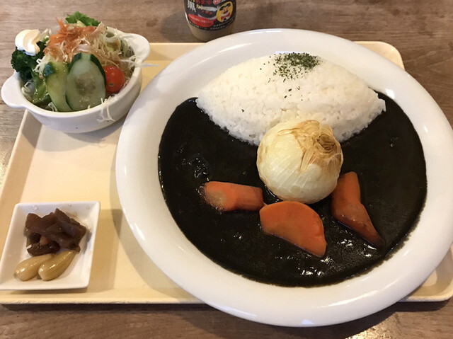 ことし最大の満月🌕 地球と月が1年で最も接近することで、ふだんよりも大きく、明るく輝いて見える満月のことを「スーパームーン」というそうです🌕  写真だけ見ると大きさの違いを感じることは難しいですね💦