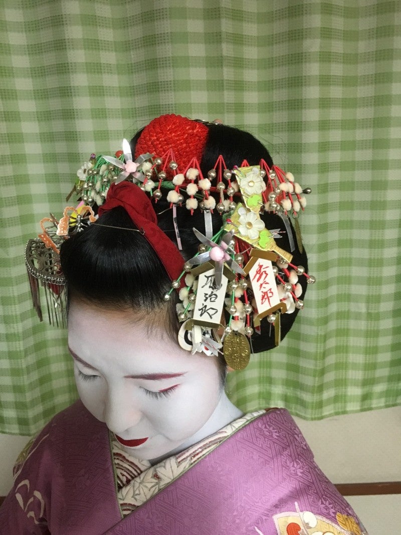 京都 祇園 舞妓さんの花かんざしとおこぼ 「初寄り」Maiko in