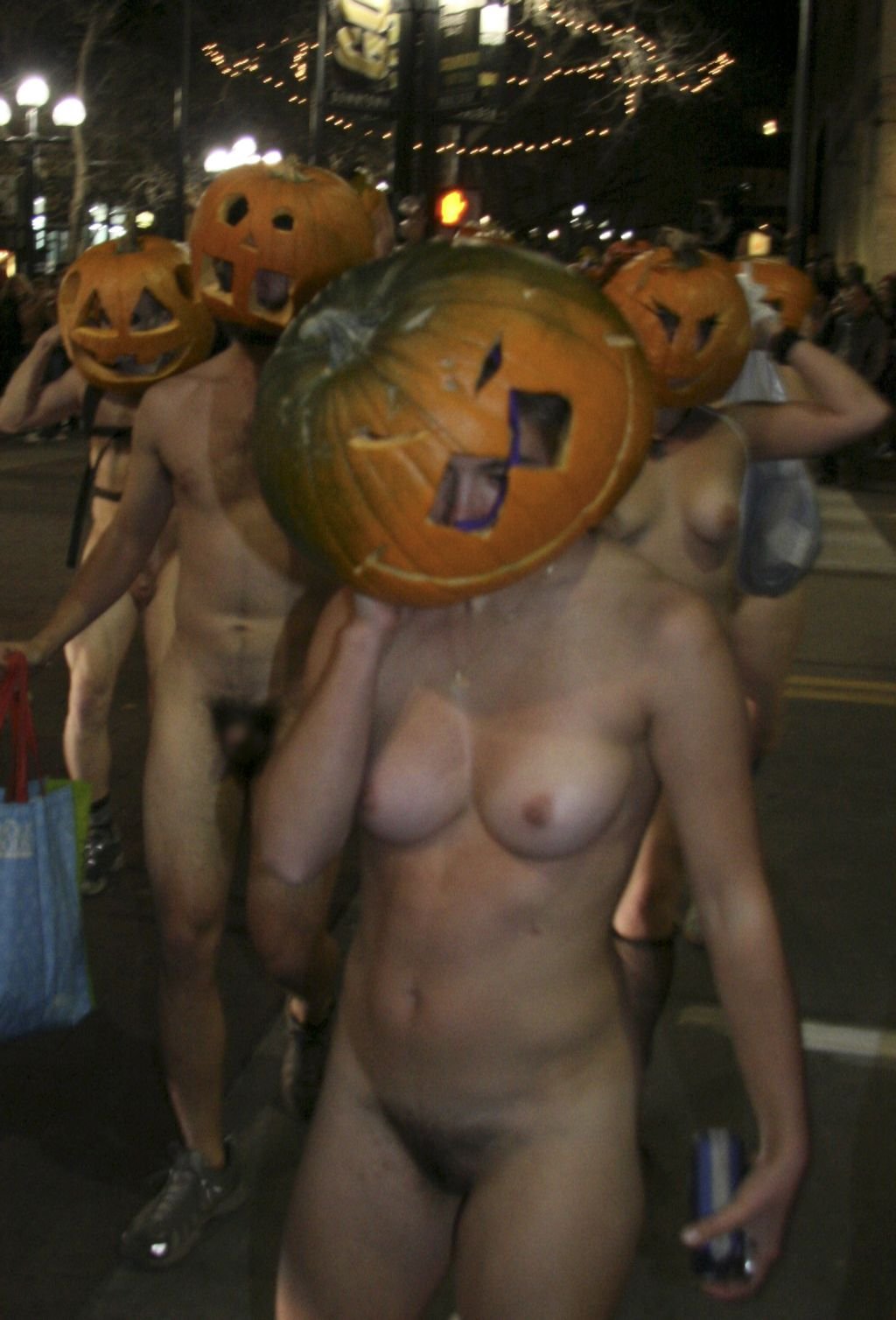 海外のおっぱい祭り画像（※ハロウィン・ワールドカップ・裸サイクリング） - 性癖エロ画像