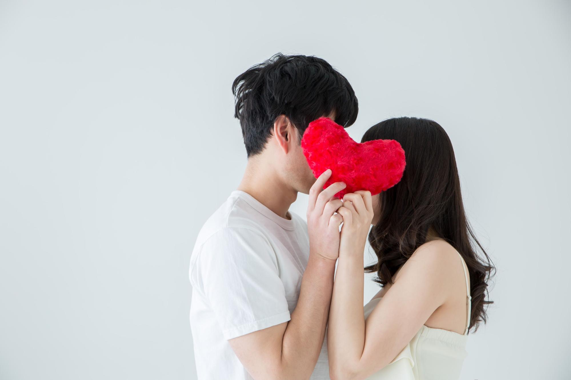 キスをするときに「音を出す」のはあり・なし？【女性100人に聞いた】賛成派・反対派の意見をチェック | Oggi.jp