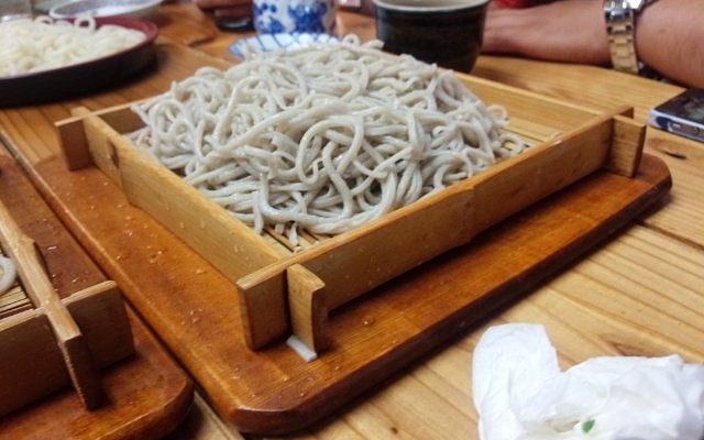 沖縄県初上陸！大宜味村・わんこ天ぷらそば「江洲の花」＆豊見城市・チーズハンバーグ丼「ちゃつぼ」『オモウマい店』 | グルメ