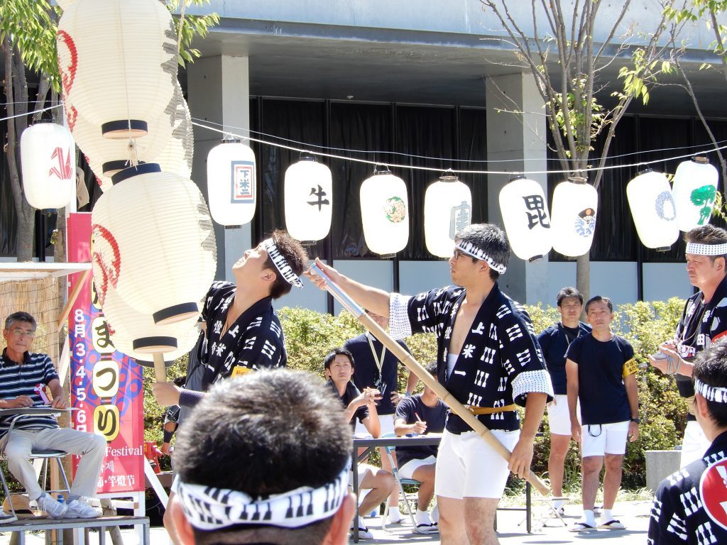 日本3大盆踊り「西馬音内の盆踊」 かがり火の下、幻想的に 秋田