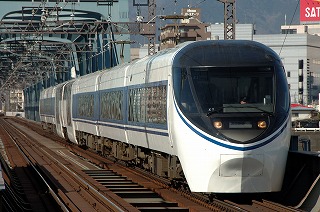 小田急小田原線、南新宿駅に入線する特急あさぎり（JR東海371系）の写真素材 [69579826] -