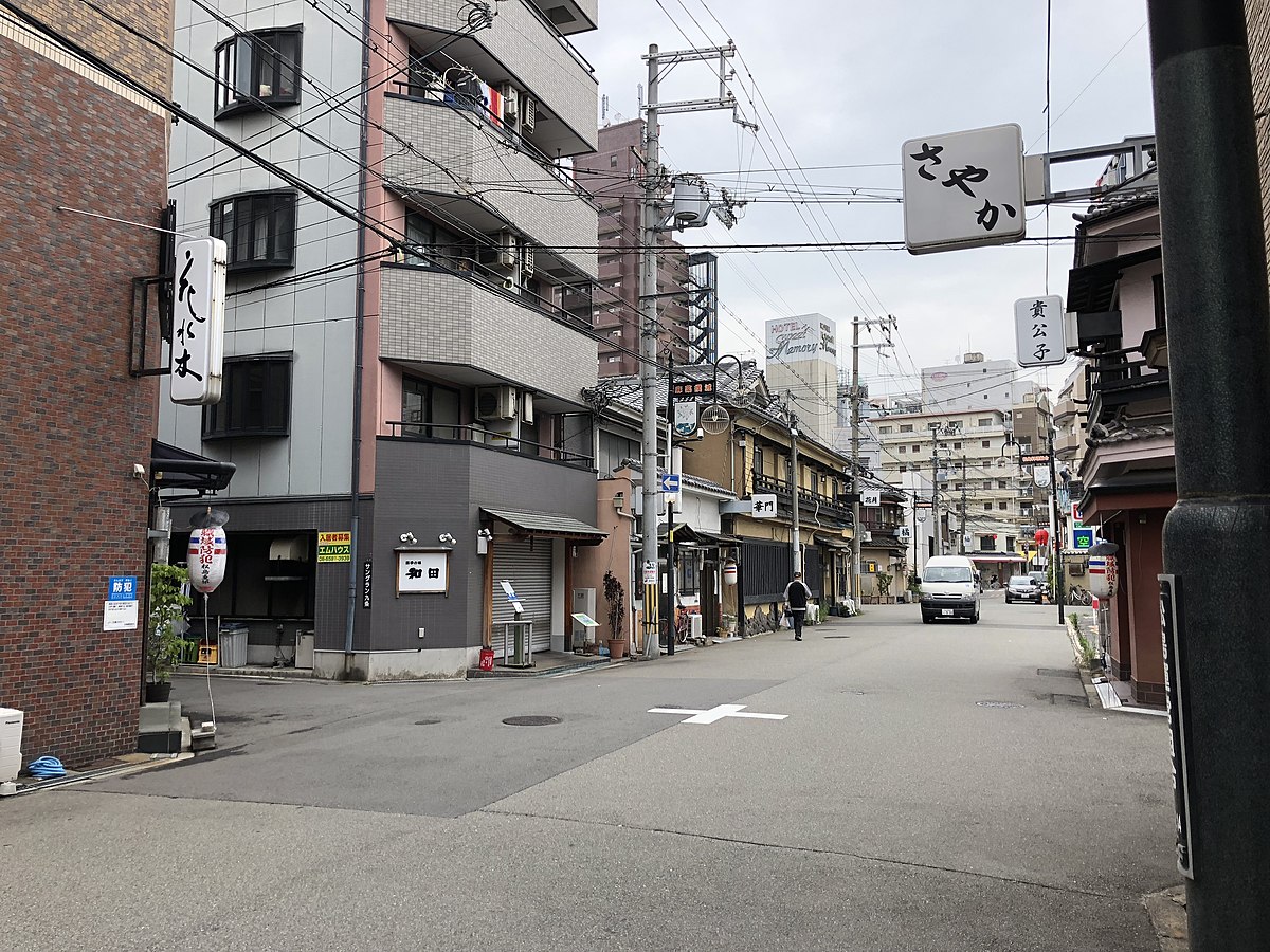 モリヒト マサヒロ | 松島新地②、昼間は開いてるお店も少なくて寂しいね。夜はどんなんやろ？つぎは夜かな😄