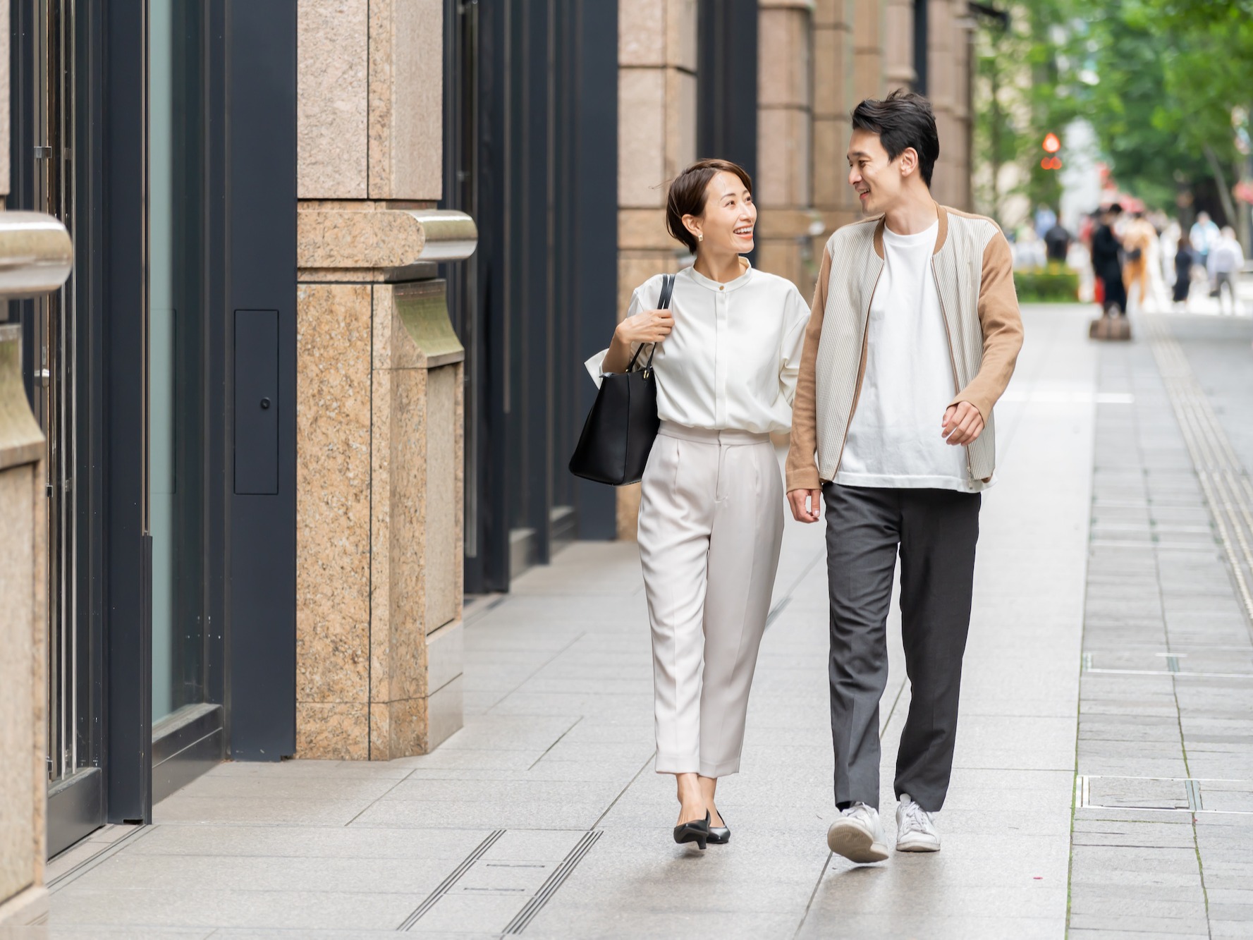 肩が触れる距離感の男性の心理6つ。普段の行動からあなたへの想いを見極めよう | 当たる占いならmarouge（マルージュ）占い