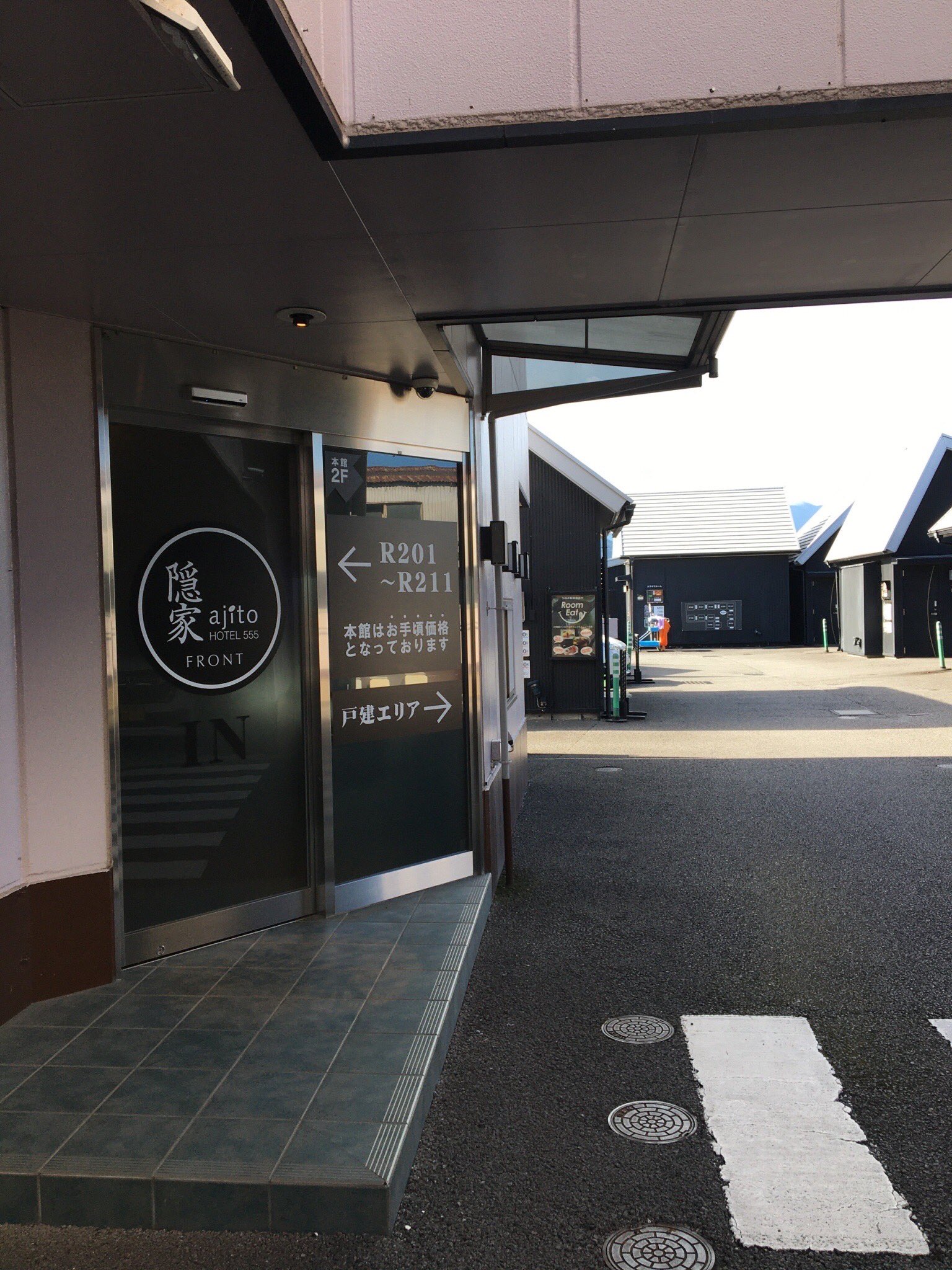 早川港「漁港の駅TOTOCO小田原」のとと丸食堂で「あじと鮪の二色丼」をいただく – 単騎でサバイバル