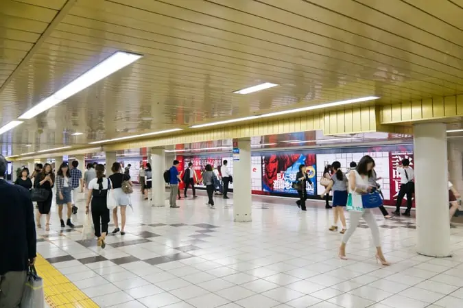 新宿駅で広告ウォッチ！ワンピースや進撃の巨人の「脱出ゲーム」で謎解き ｜ 東京ルッチ