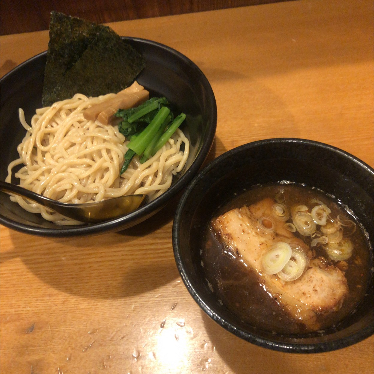 麺屋502＠大船駅前 藤沢の名店「らーめん號」の味を継承！スタイリッシュな「揚げネギラーメン」を味わおう！ - 