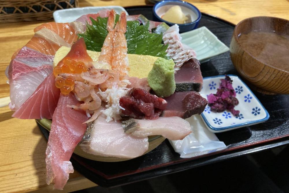 朝6時から営業している魚市場食堂「平の屋」新鮮な海鮮丼が食べられる名店【岡崎市欠町】 | オカザキチューブ｜岡崎市の最新情報＆ニュース