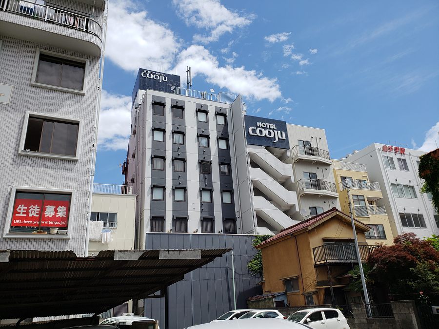 埼玉県川越市にありますHOTEL cooju(クージュ)です。 こんな時だからこそ、川越の頑張っているお店をご紹介。肉寿司さんはランチ・ディナー・テイクアウトで元気に営業中です。外にある等身大スパイダーマンがインパクトあり過ぎです。しかもマスクしてる(笑)。 