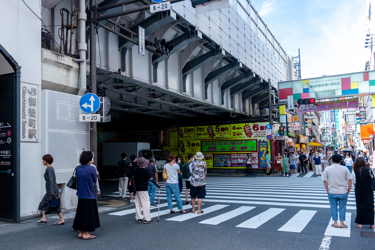 JR御徒町駅 ホーム, 出口付近, 珊瑚ストリート【周辺風景と出口情報】